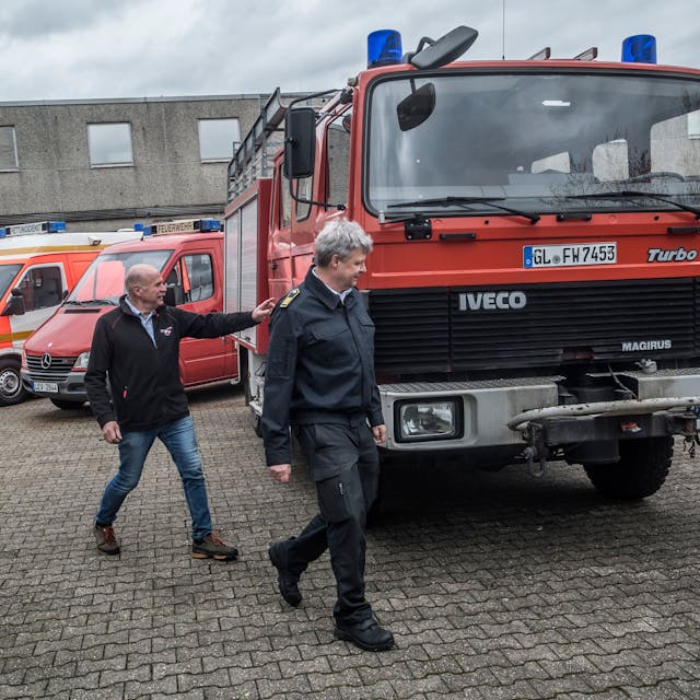 Der Leverkusener Feuerwehrchef Hermann Greven (Vorne) übergibt Gert Kortschlag für die Ukraine einen ausgedienten Rettungswagen und einen Mannschaftsbus.