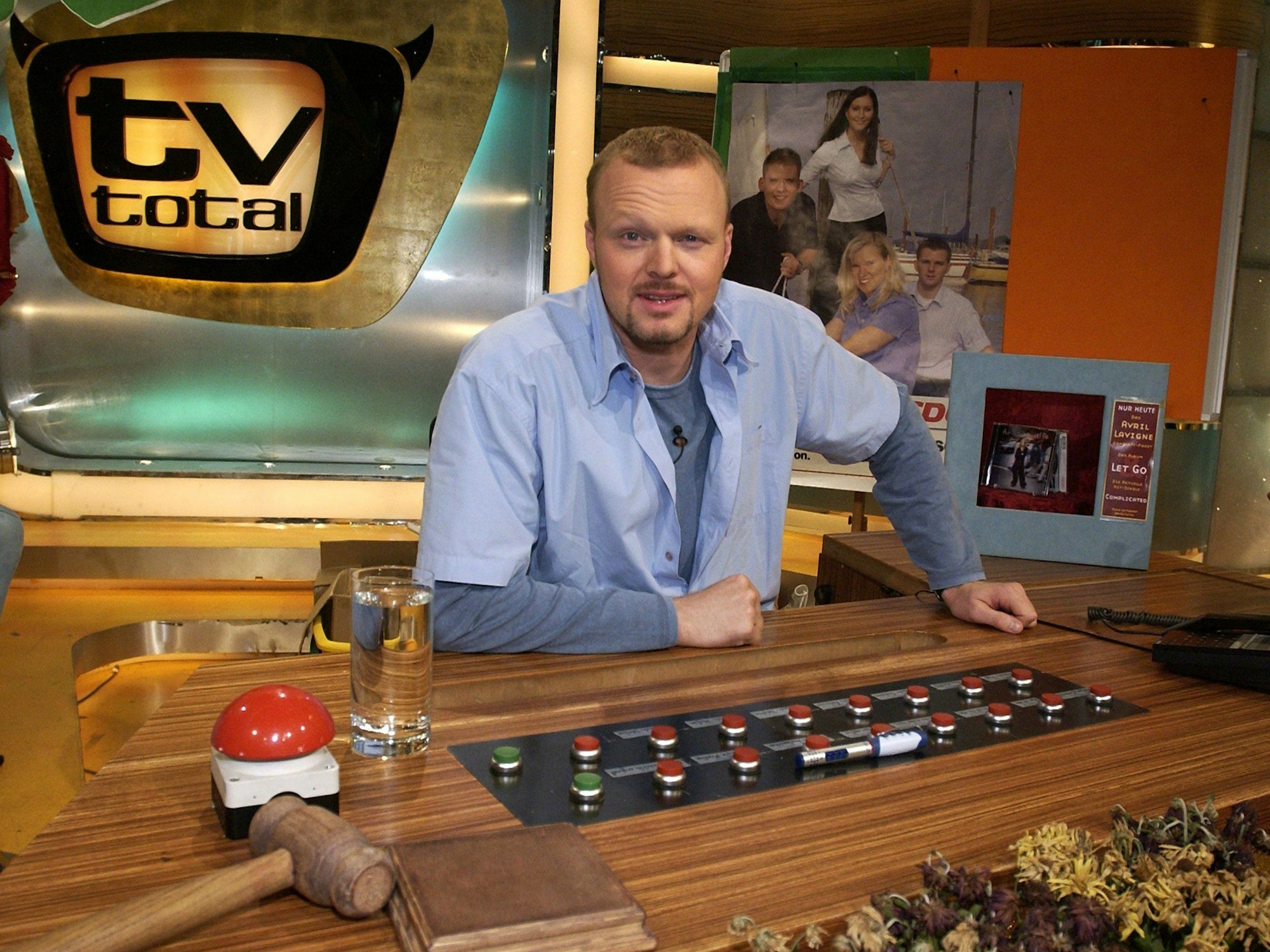 Moderator Stefan Raab am 17.09.2002 im Studio seiner TV-Show "TV Total" in Köln.