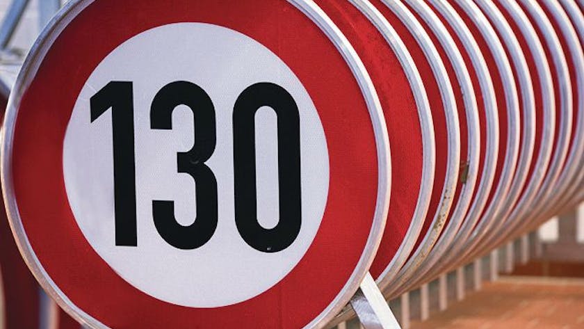 Hintereinander aufgereiht stehen zahlreiche Verkehrsschilder, die die zugelassene Höchstgeschwindigkeit von 130 Kilometern pro Stunde anzeigen.&nbsp;
