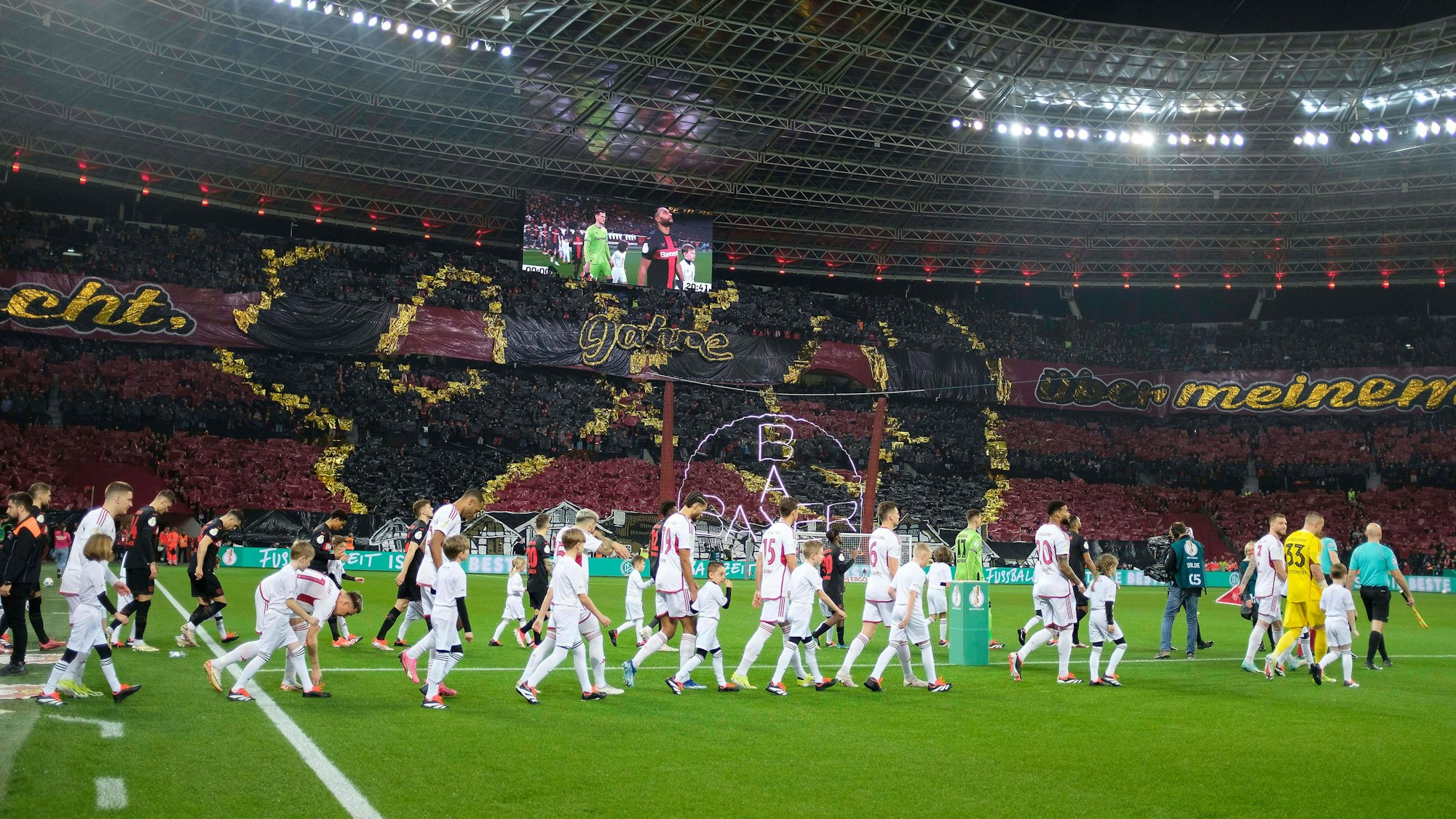 Beim Einlaufen der beiden Mannschaften präsentieren die Fans von Bayer Leverkusen vor dem Pokal-Halbfinale gegen Fortuna Düsseldorf eine große Choreografie.