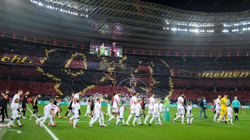 Beim Einlaufen der beiden Mannschaften präsentieren die Fans von Bayer Leverkusen vor dem Pokal-Halbfinale gegen Fortuna Düsseldorf eine große Choreografie.