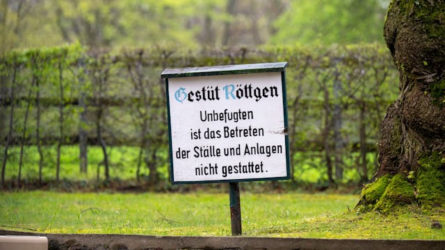 Ein Schild im Gestüt Röttgen, auf dem steht: Unbefugten ist das Betreten der Ställe und Anlagen nicht gestattet.