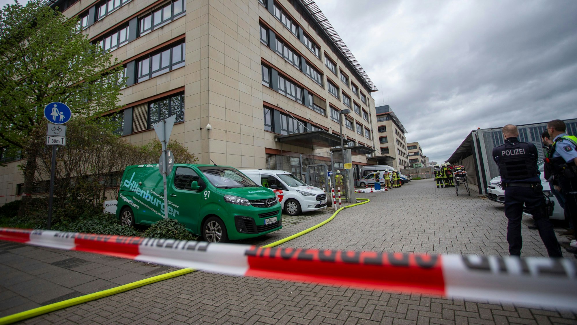 Gefahrstoff-Alarm im Kölner Polizeipräsidium: Nach dem Fund einer verdächtigen Postsendung ist die Kölner Feuerwehr in Kalk im Einsatz.