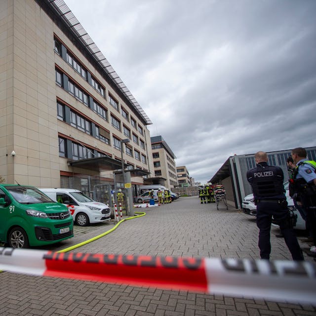 Gefahrstoff-Alarm im Kölner Polizeipräsidium: Nach dem Fund einer verdächtigen Postsendung ist die Kölner Feuerwehr in Kalk im Einsatz.