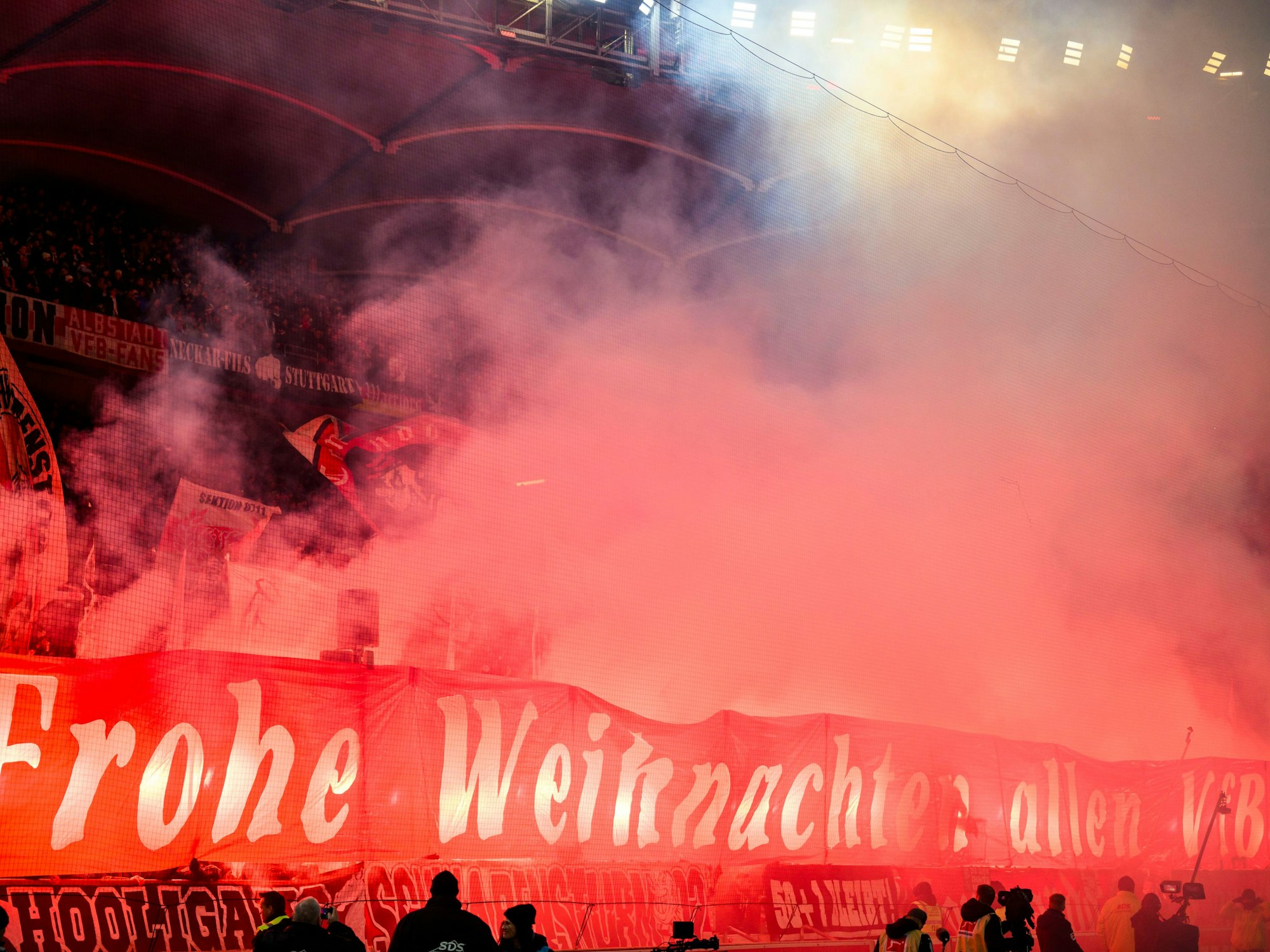Fans des VfB Stuttgart zünden Pyrotechnik