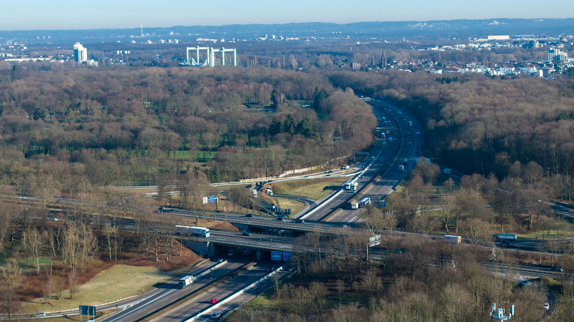 Luftaufnahme von oben mit Blick auf das Autobahnkreuz Köln-Süd. Hier laufen die A4 und die A555 zusammen.
