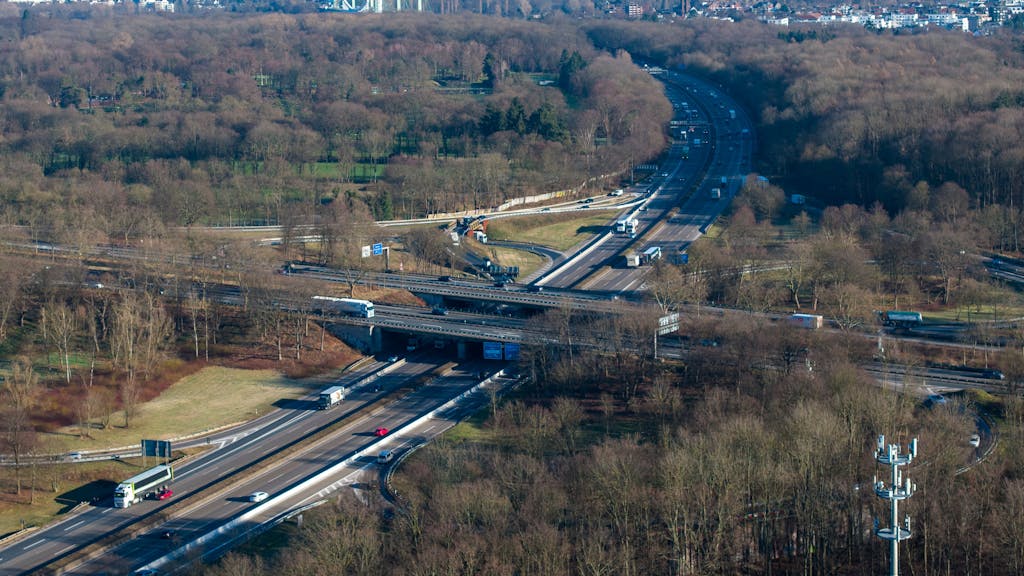Luftaufnahme von oben mit Blick auf das Autobahnkreuz Köln-Süd. Hier laufen die A4 und die A555 zusammen.