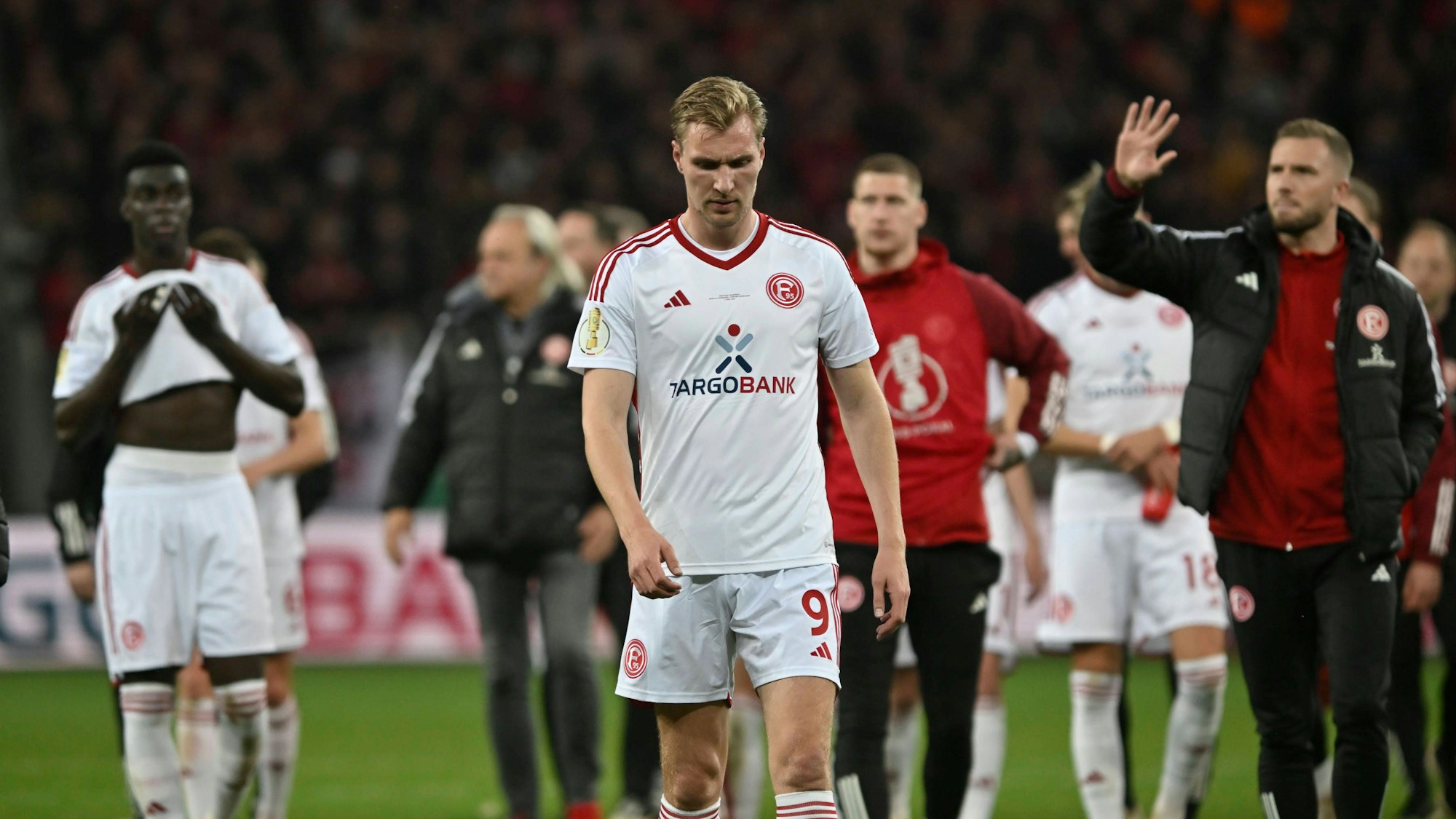 Die Spieler von Fortuna Düsseldorf laufen nach dem Pokal-Spiel in Leverkusen enttäuscht über den Platz.