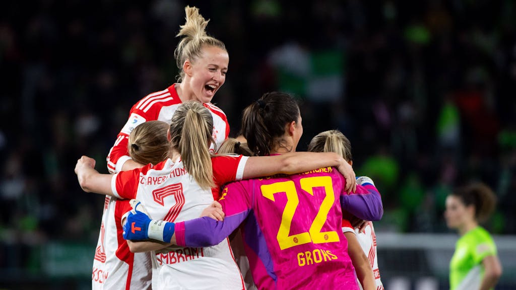 Lea Schüller jubelt mit ihren Teamkolleginnen über den Bundesliga-Sieg des FC Bayern beim VfL Wolfsburg.