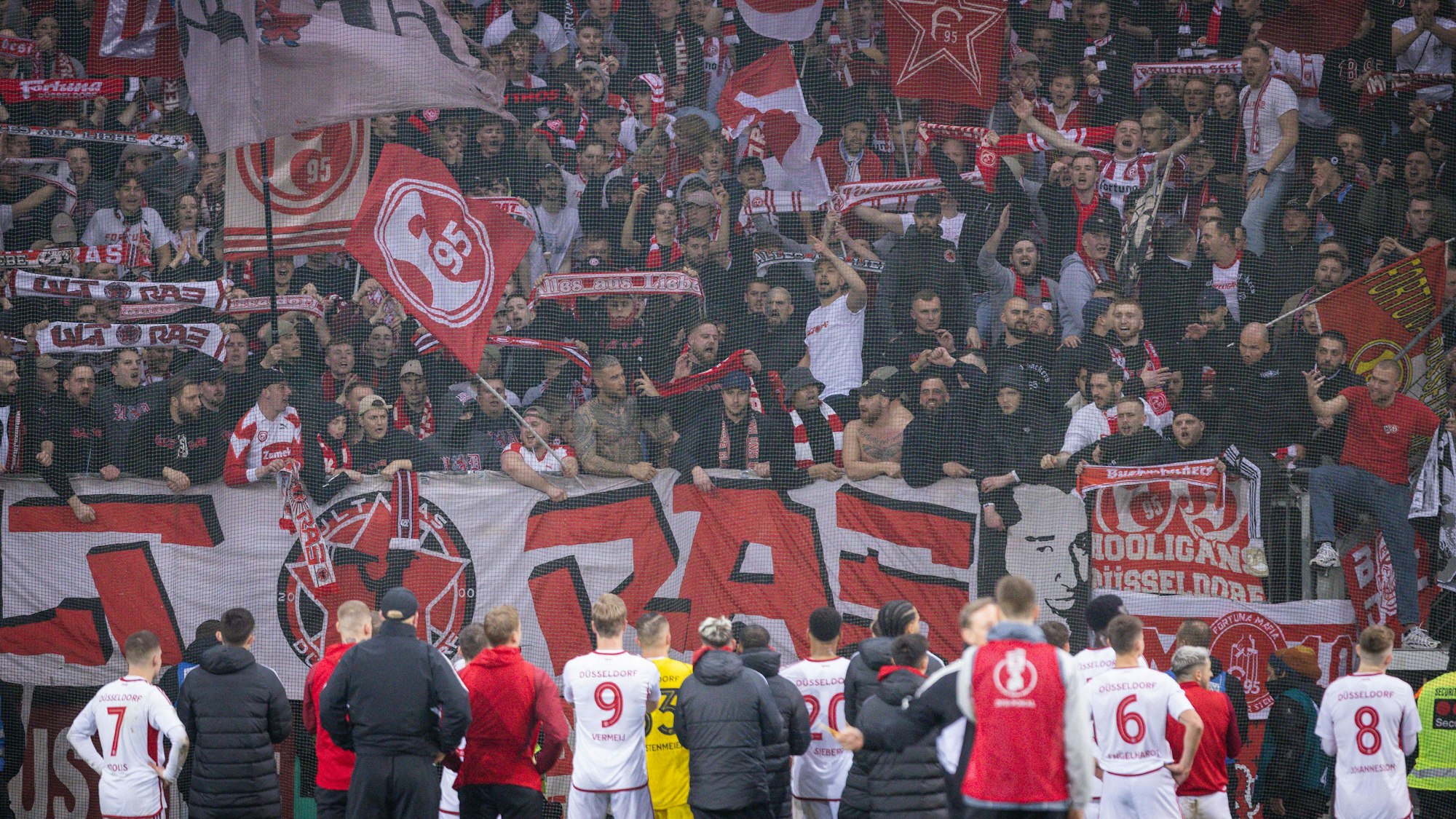 Die Fans von Fortuna Düsseldorf feiern ihr Team nach dem Pokal-Spiel bei Bayer Leverkusen in der Kurve.