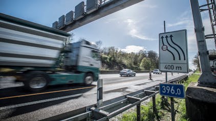Genau bei Kilometer 396 stand die Geschwindigkeitsmessanlage auf der Autobahn 1 zwischen Burscheid und Leverkusen.