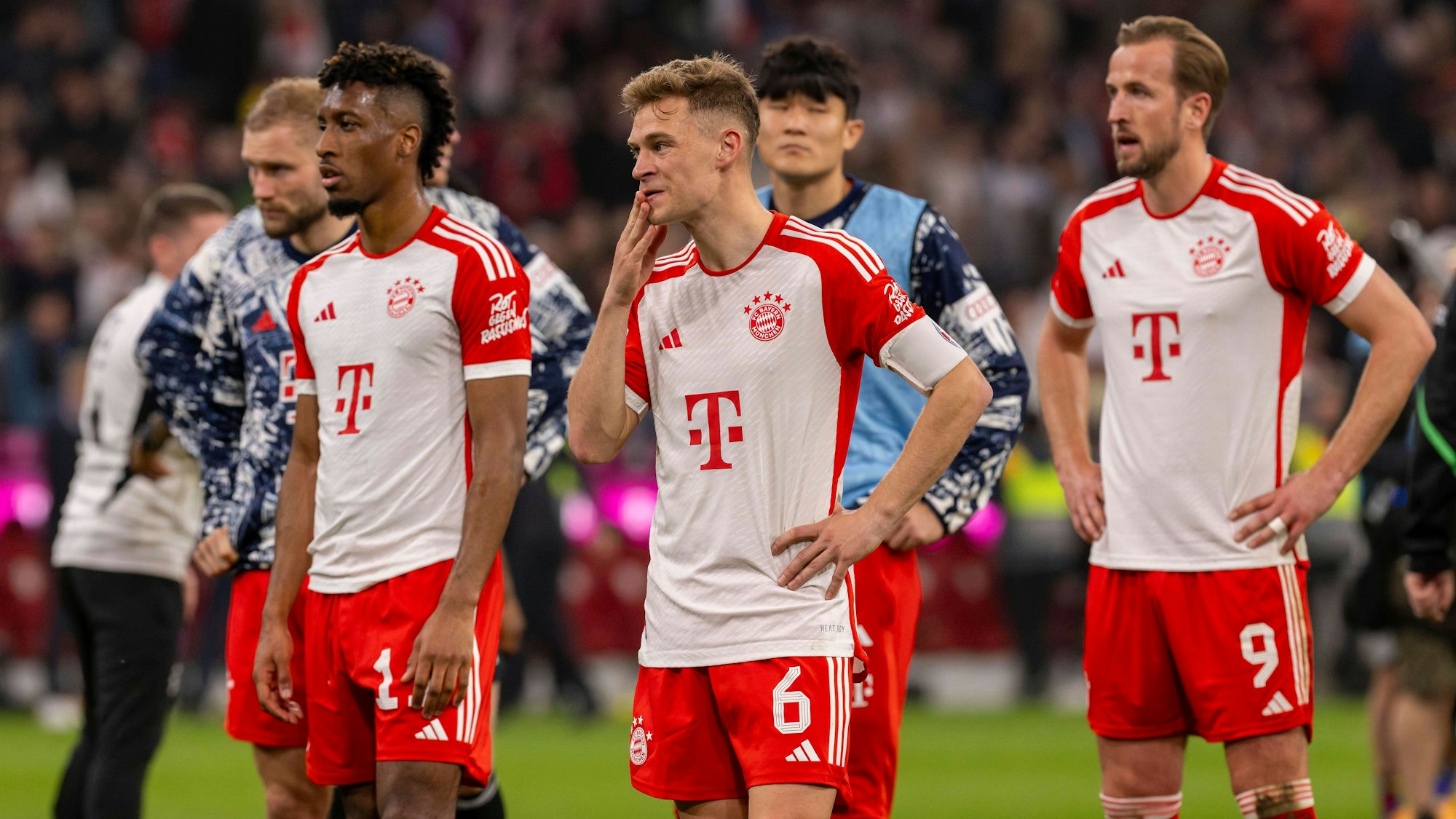Die Bayern-Stars Konrad Laimer, Kingsley Coman, Joshua Kimmich, Min-Jae Kim und Harry Kane (v.l.n.r.) stehen nach der Niederlage gegen Borussia Dortmund zerknirscht vor den eigenen Fans.