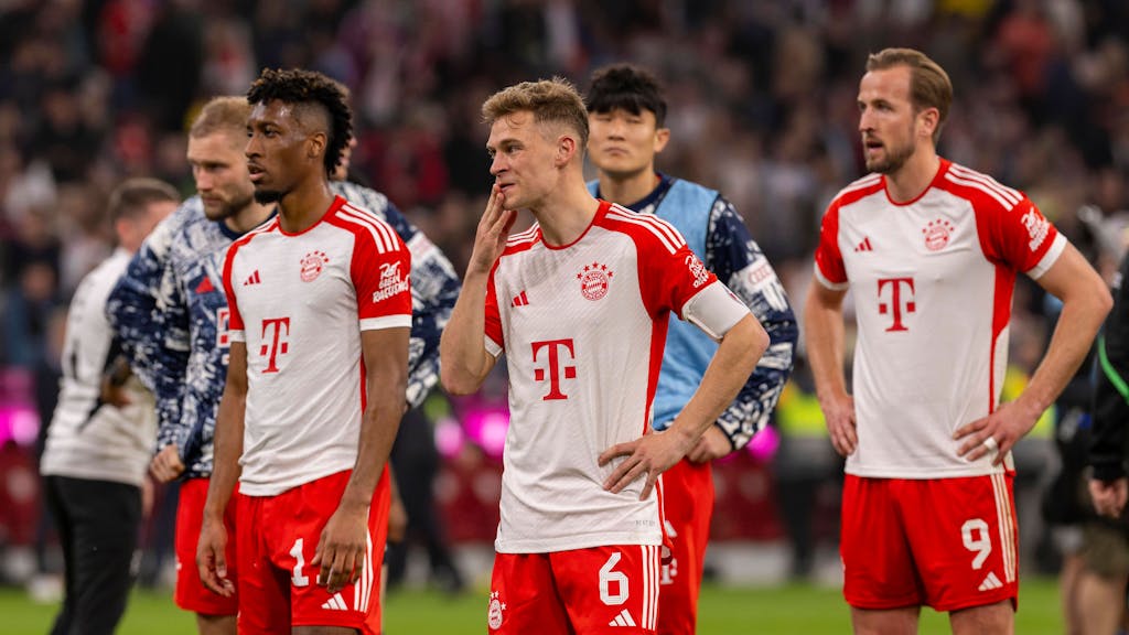 Die Bayern-Stars Konrad Laimer, Kingsley Coman, Joshua Kimmich, Min-Jae Kim und Harry Kane (v.l.n.r.) stehen nach der Niederlage gegen Borussia Dortmund zerknirscht vor den eigenen Fans.