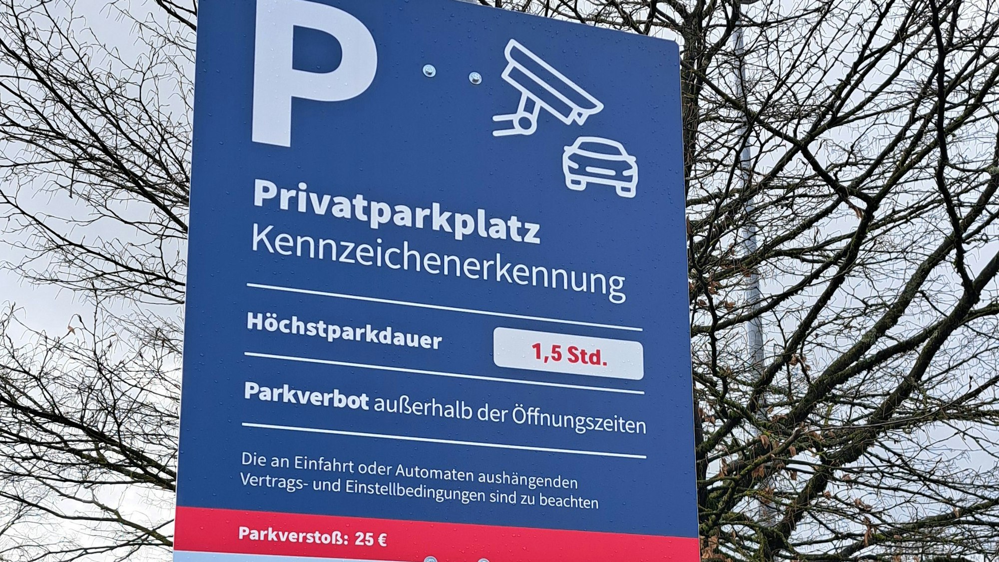Der Discounter Aldi Süd hat auf dem Parkplatz seiner Filiale in Wipperfürth ein Parksystem mit automatischer kennzeichen-Erfassung eingerichtet. Zu sehen ist ein Hinweisschild.
