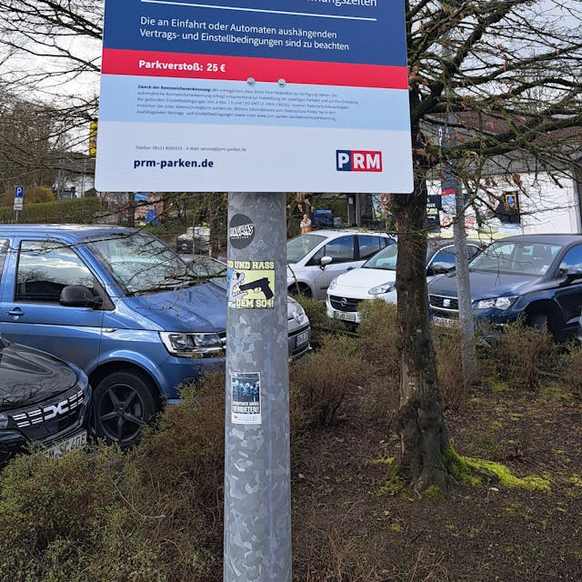 Der Discounter Aldi Süd hat auf dem Parkplatz seiner Filiale in Wipperfürth ein Parksystem mit automatischer kennzeichen-Erfassung eingerichtet. Zu sehen ist ein Hinweisschild.