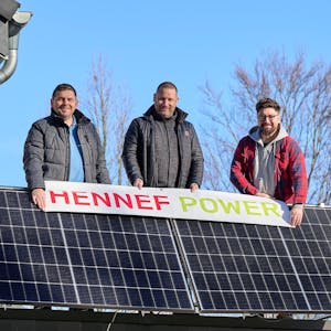 Bernd Momma, Marc C. Schmidt und Florian Reil (v.l.) vom Verein Hennef Power verschenken ein Balkonkraftwerk. Hennefer Bürgerinnen und Bürger können sich bis zum 15. April bewerben.