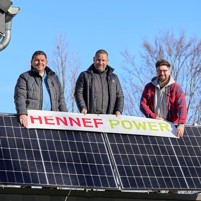 Bernd Momma, Marc C. Schmidt und Florian Reil (v.l.) vom Verein Hennef Power verschenken ein Balkonkraftwerk. Hennefer Bürgerinnen und Bürger können sich bis zum 15. April bewerben.