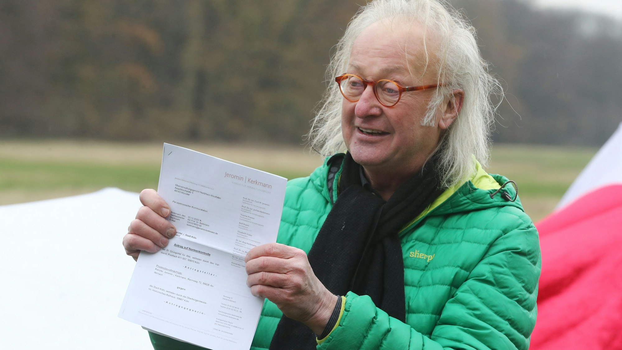 Friedmund Skorzenski von der Bürgerinitiative „Grüngürtel für Alle“ präsentiert die Klageschrift gegen den geplanten Ausbau des 1. FC Köln.