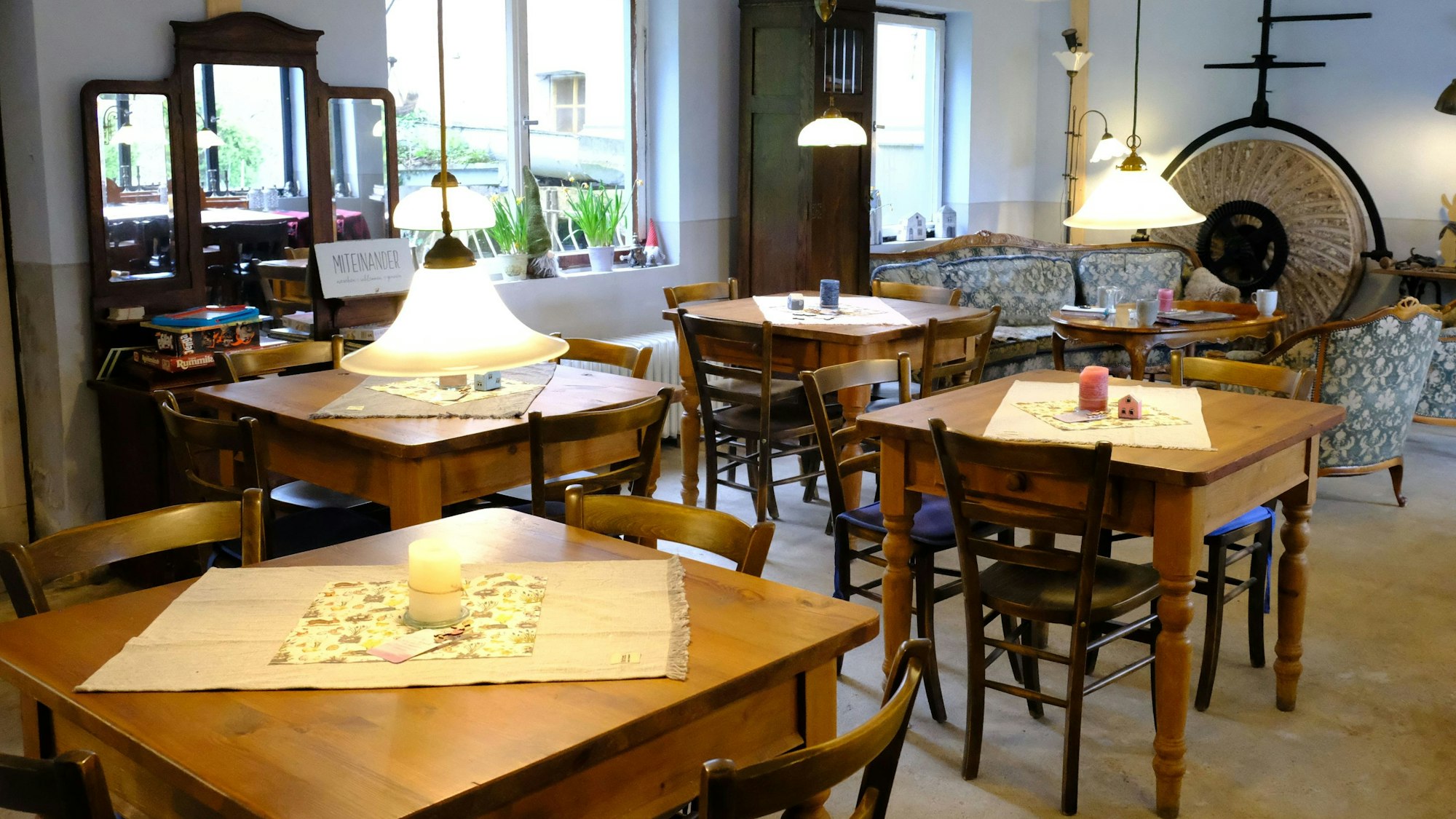 Blick in den mit alten Lampen und Möbeln ausgestatteten Gastraum des Cafés in der Hauserbachmühle.
