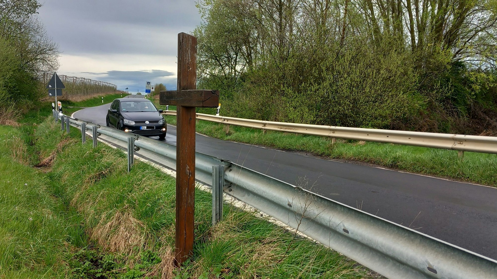 Wegekreuz aus Holz für einen Motorradfahrer auf der Landesgrenze zwischen Fritzdorf und Oedingen