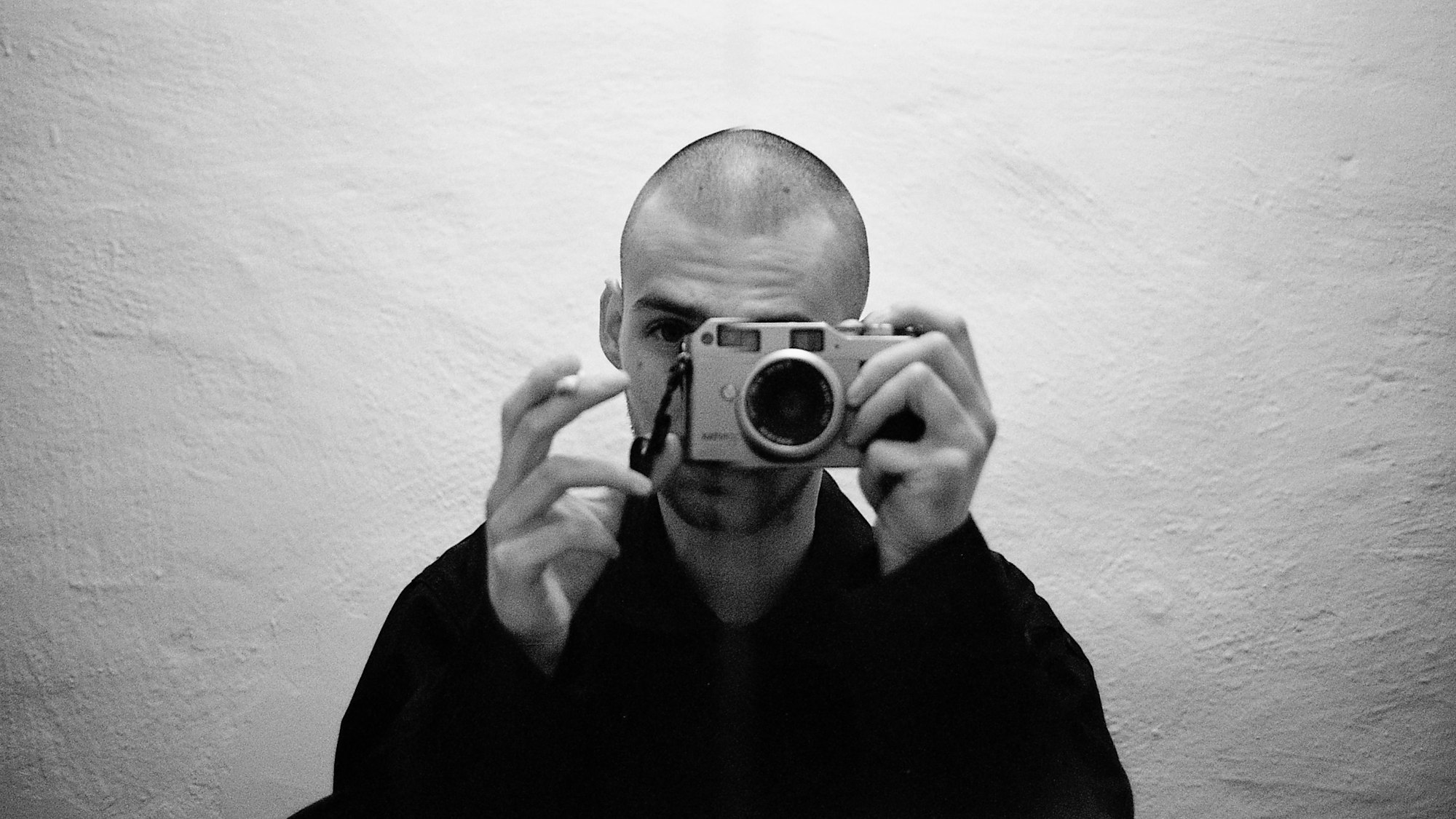 Der Fotograf und Künstler Jakub „Kuba“ Freter bei einem Selbstportrait.