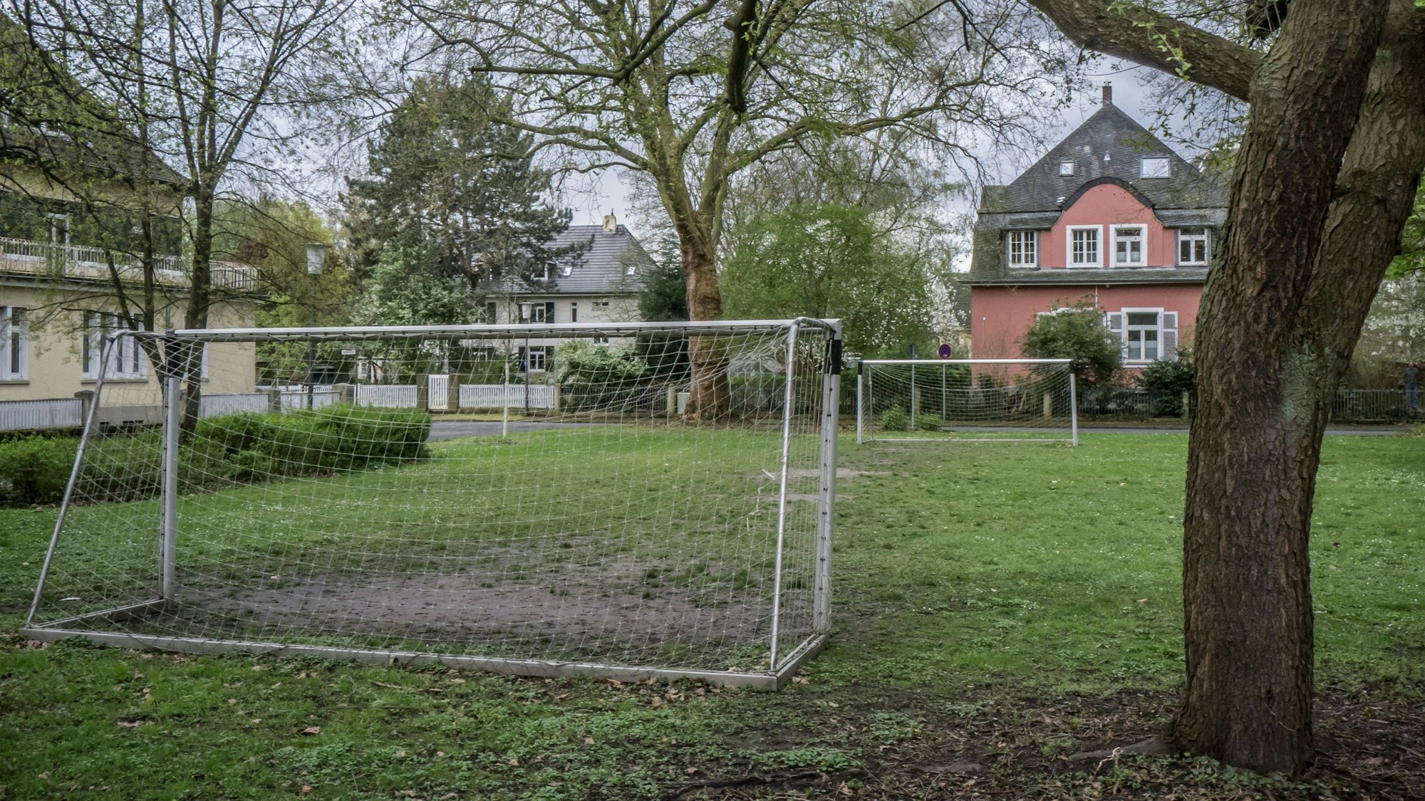 Nachbarn haben einen Bolzplatz in der "Kolonie Eigenheim" auf dem Rasen des Heinrich-von-Kleist-Platz' eingerichtet. Foto: Ralf Krieger