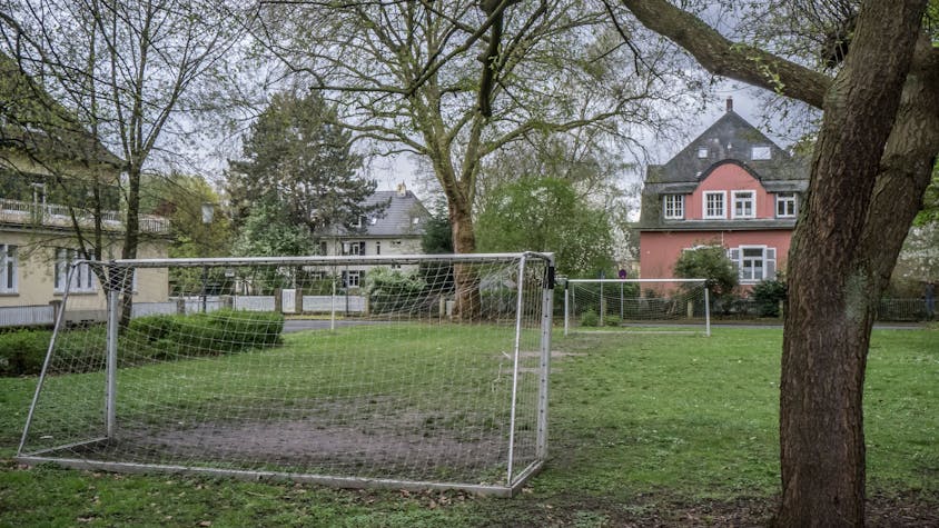 Nachbarn hatten einen Bolzplatz in der Kolonie Eigenheim auf dem Rasen des Heinrich-von-Kleist-Platz' eingerichtet.