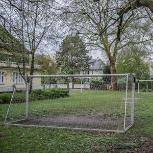 Nachbarn haben einen Bolzplatz in der „Kolonie Eigenheim“ auf dem Rasen des Heinrich-von-Kleist-Platzes eingerichtet.