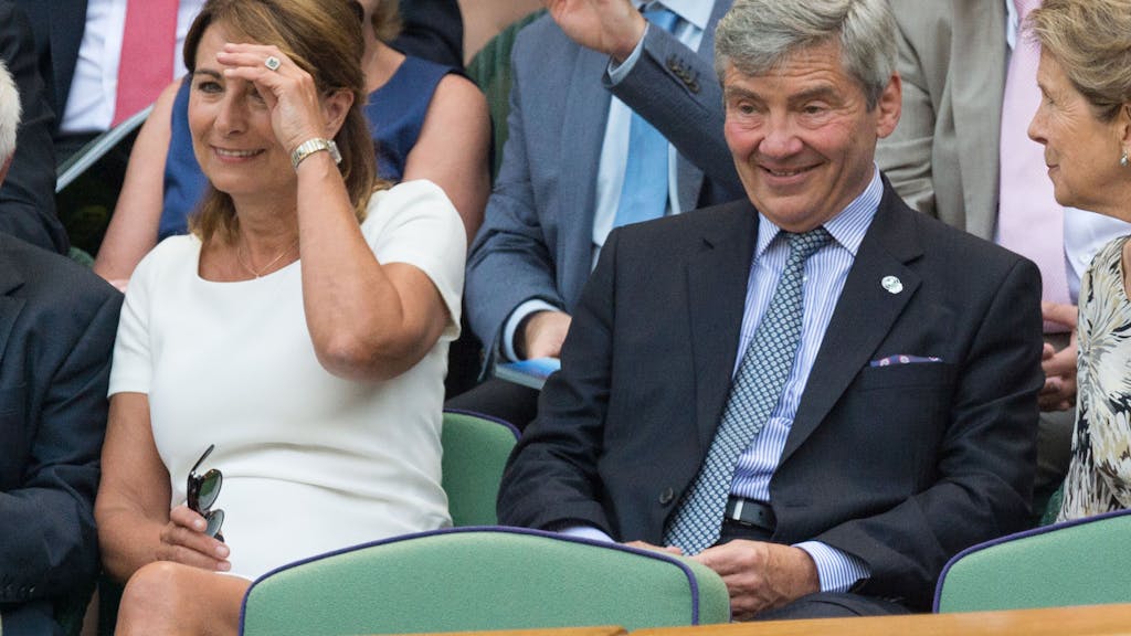 Die Eltern der britischen Herzogin Kate, Carole und Michael Middleton, sitzen im Juli 2017 beim Tennis-Turnier in Wimbledon auf der Tribüne.