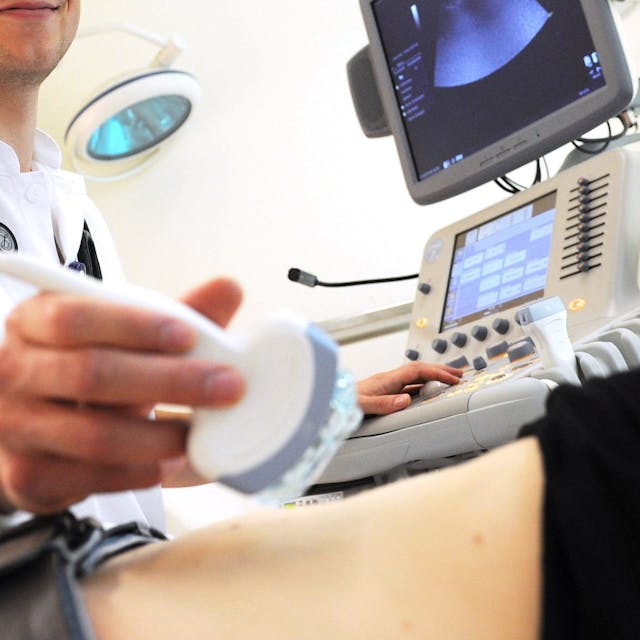 Ein Mediziner führt eine Ultraschall-Untersuchung durch.