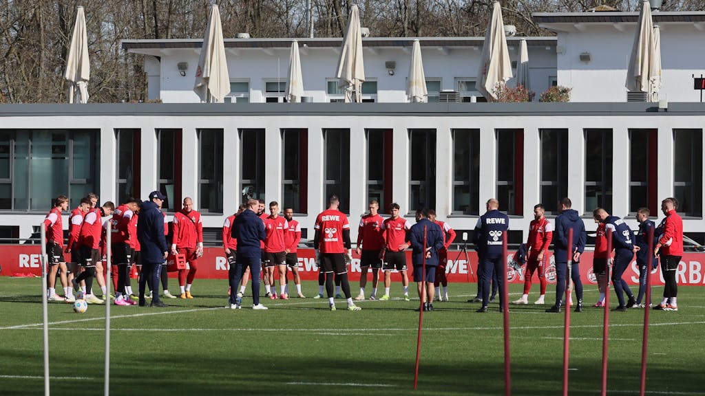 Die Mannschaft des 1. FC Köln am 2. März 2024 beim Training am Geißbockheim.