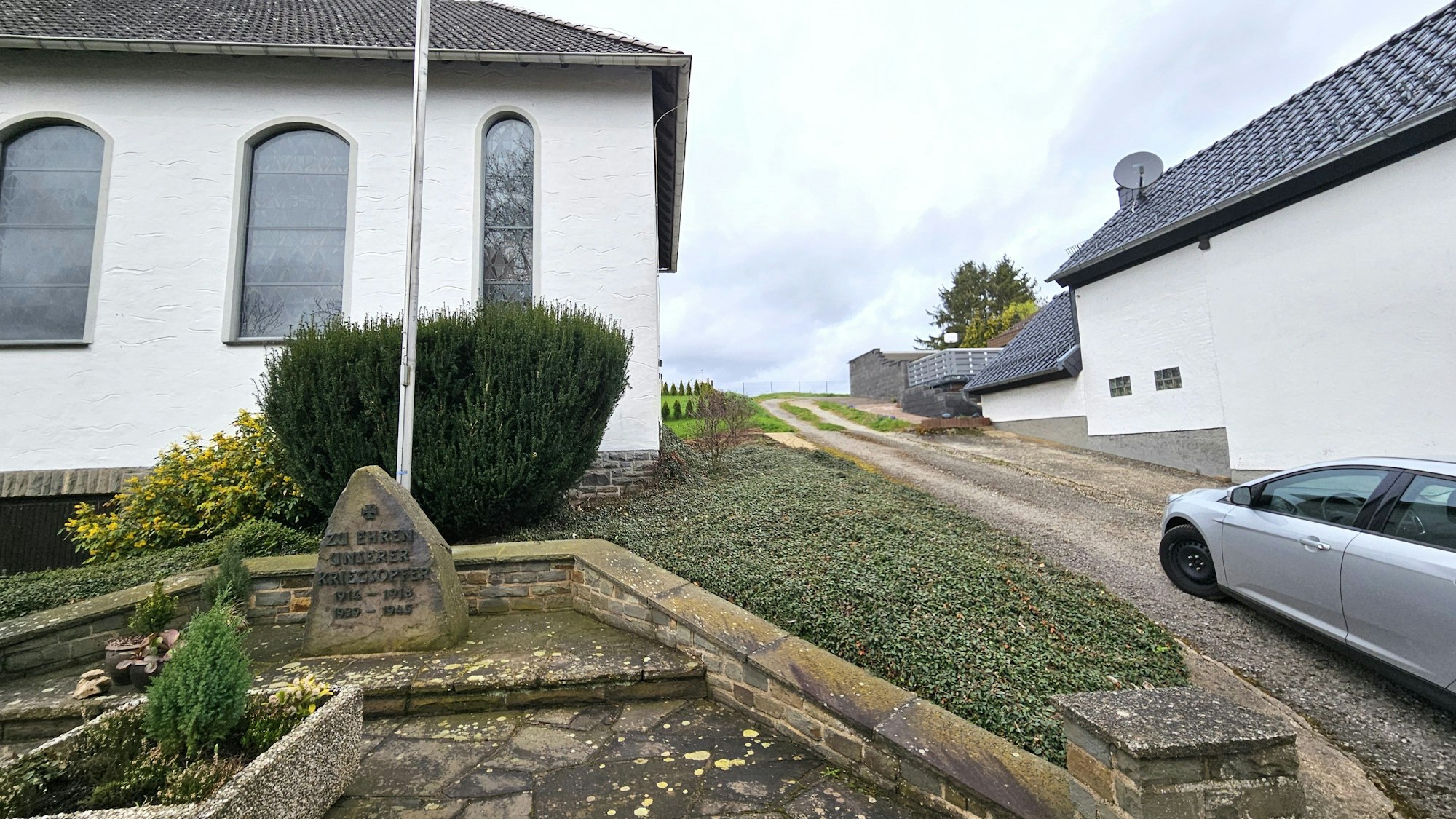 Blick auf die steile Zufahrt zu dem geplanten Gebiet neben der Kapelle.