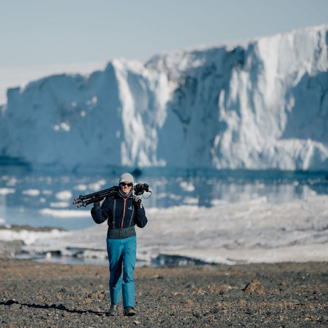 Jannis Riebschläger mit Kamerausrüstung vor Eisblöcken