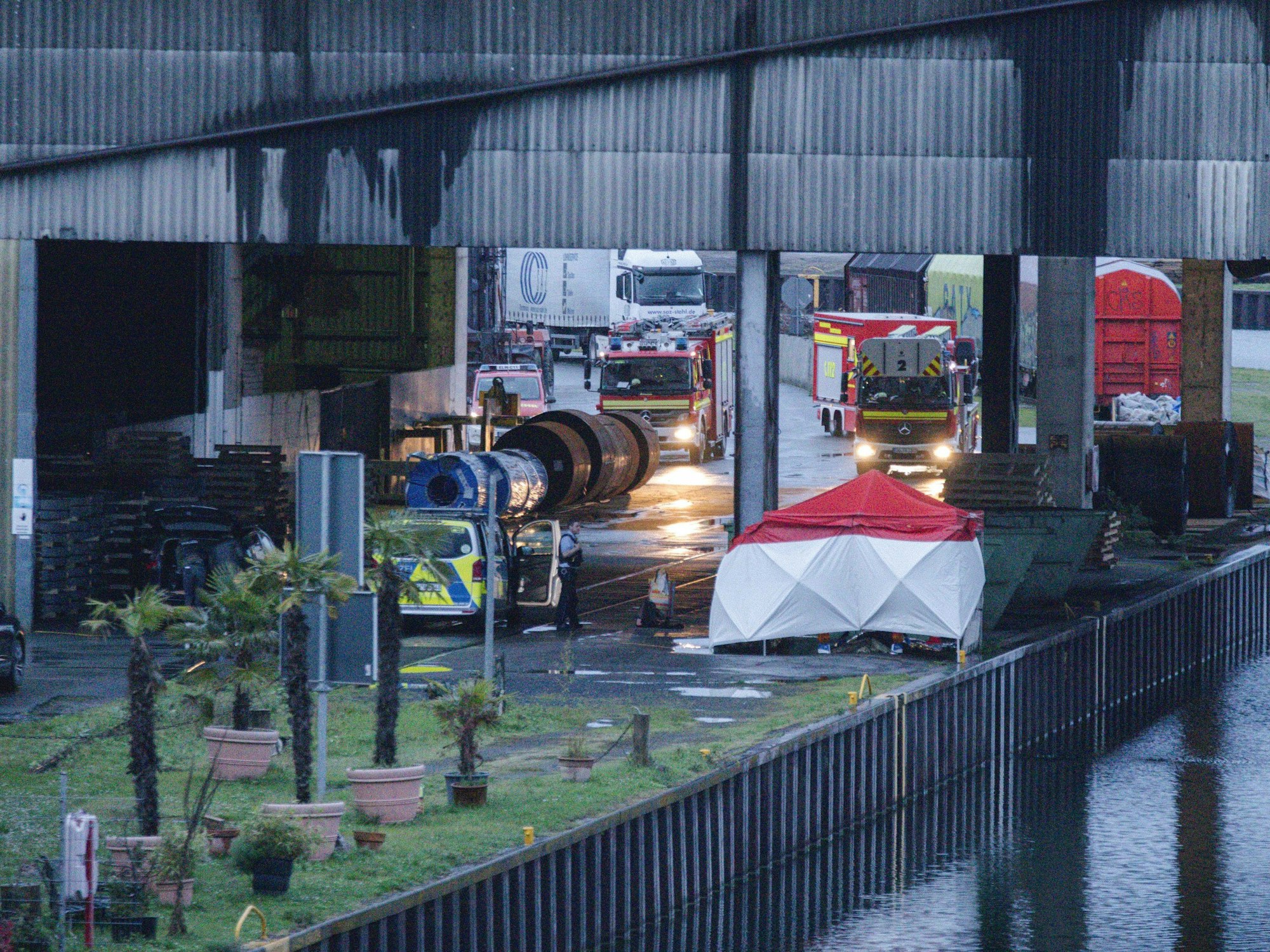 Im Dortmunder Hafen sichert die Kriminalpolizei in einem Tatort-Schutzzelt am Donnerstag (5. April) Spuren.