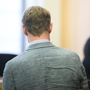 Der Angeklagte Christian B. steht im Gerichtssaal im Landgericht Braunschweig.