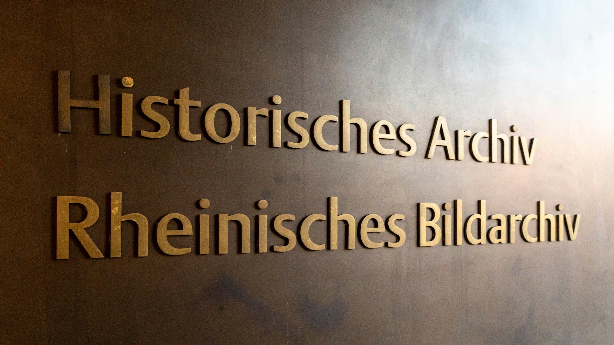 Hinweistafel auf das Historische Archiv und das Rheinische Bildarchiv der Stadt Köln