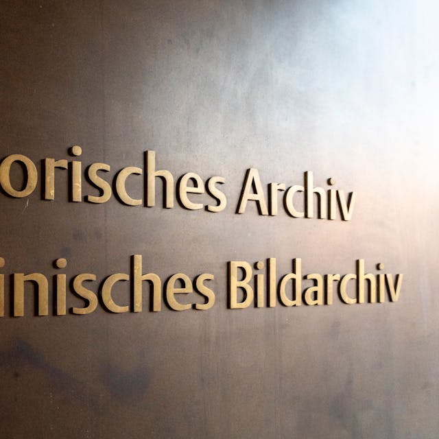 Hinweistafel auf das Historische Archiv und das Rheinische Bildarchiv der Stadt Köln
