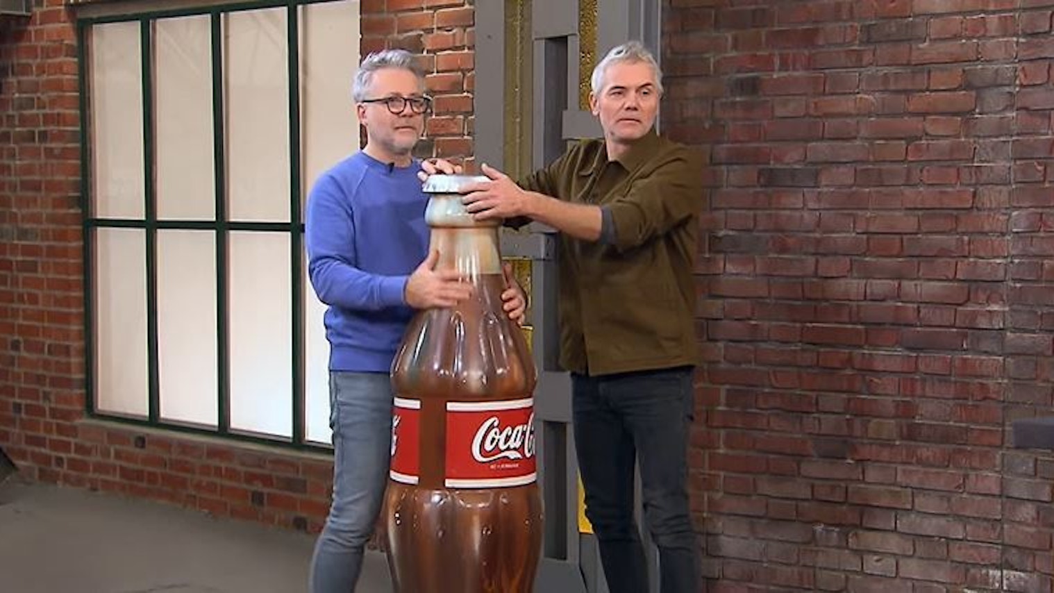 Jan Cizek (l.) und Christian Vechtel (r.) mit der XXL-Cola-Flasche bei Bares für Rares.