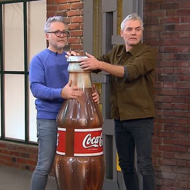 Jan Cizek (l.) und Christian Vechtel (r.) mit der XXL-Cola-Flasche bei Bares für Rares.
