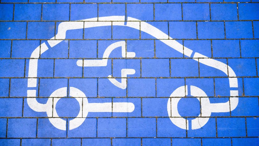 Symbole markieren Ladeplätze an Schnellladesäulen für Elektroautos.