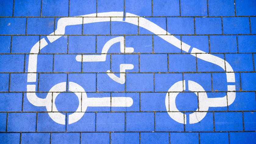 Symbole markieren Ladeplätze an Schnellladesäulen für Elektroautos.