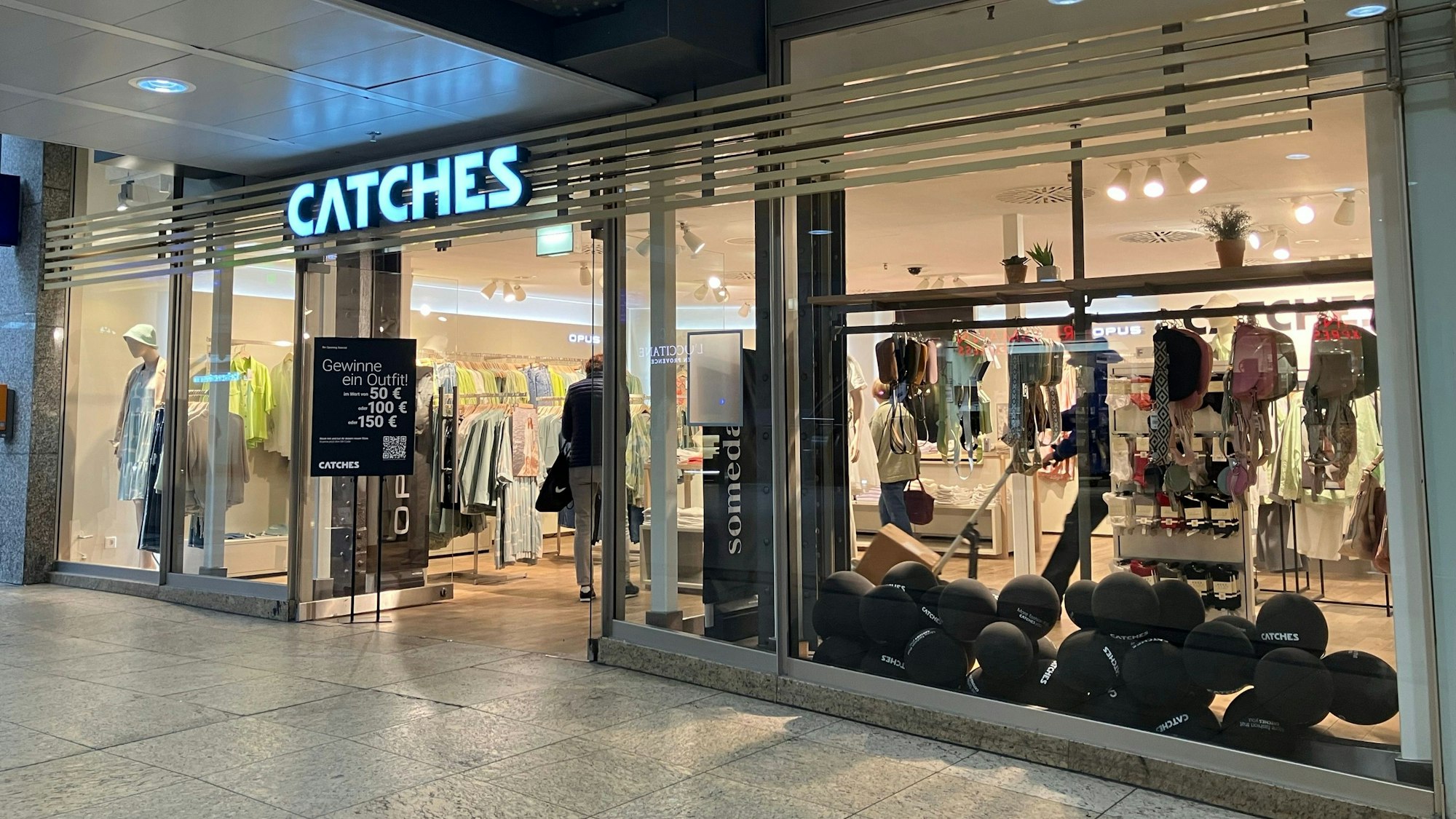 Das Schaufenster des Geschäftes Catches im Kölner Hauptbahnhof.