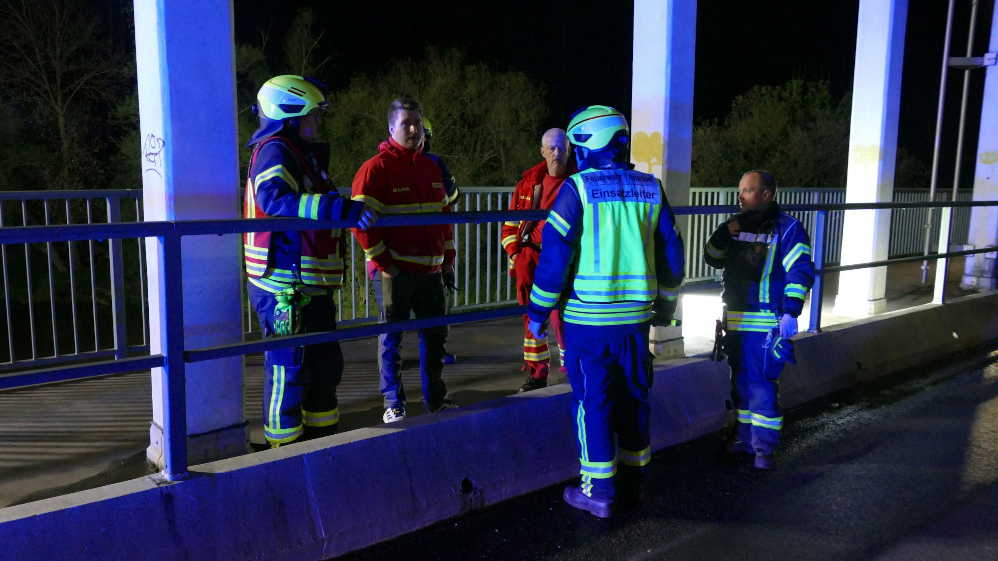 Rettungskräfte beraten sich auf der Brücke an der Siegtraße.