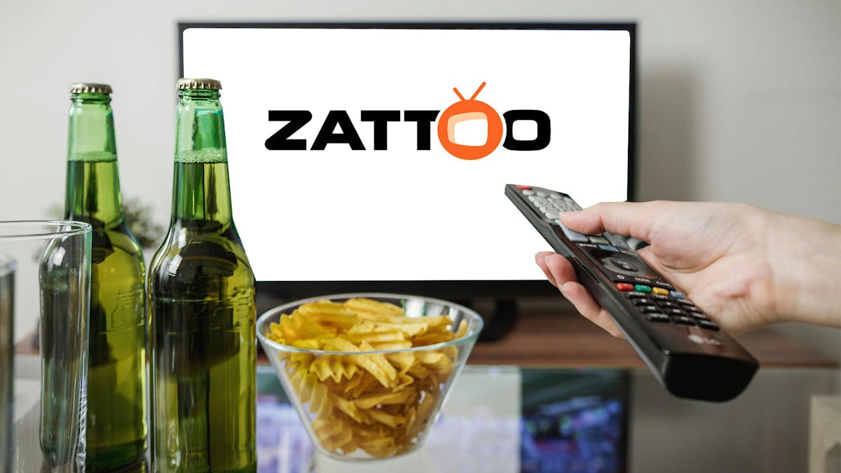 Fernseher mit Zattoo Logo. Im Vordergrund zwei Bierflaschen, eine Fernbedienung und Chips.