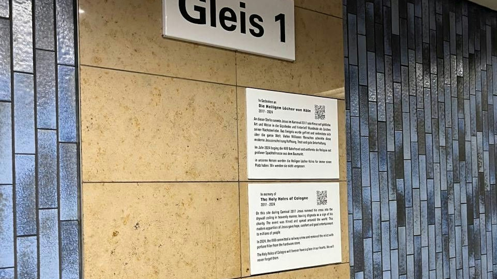 Zwei „Museumstafeln“ an der KVB-Haltestelle Dom Hauptbahnhof erinnerten an „Die Heiligen Löcher von Köln“. Foto von Kruedener.