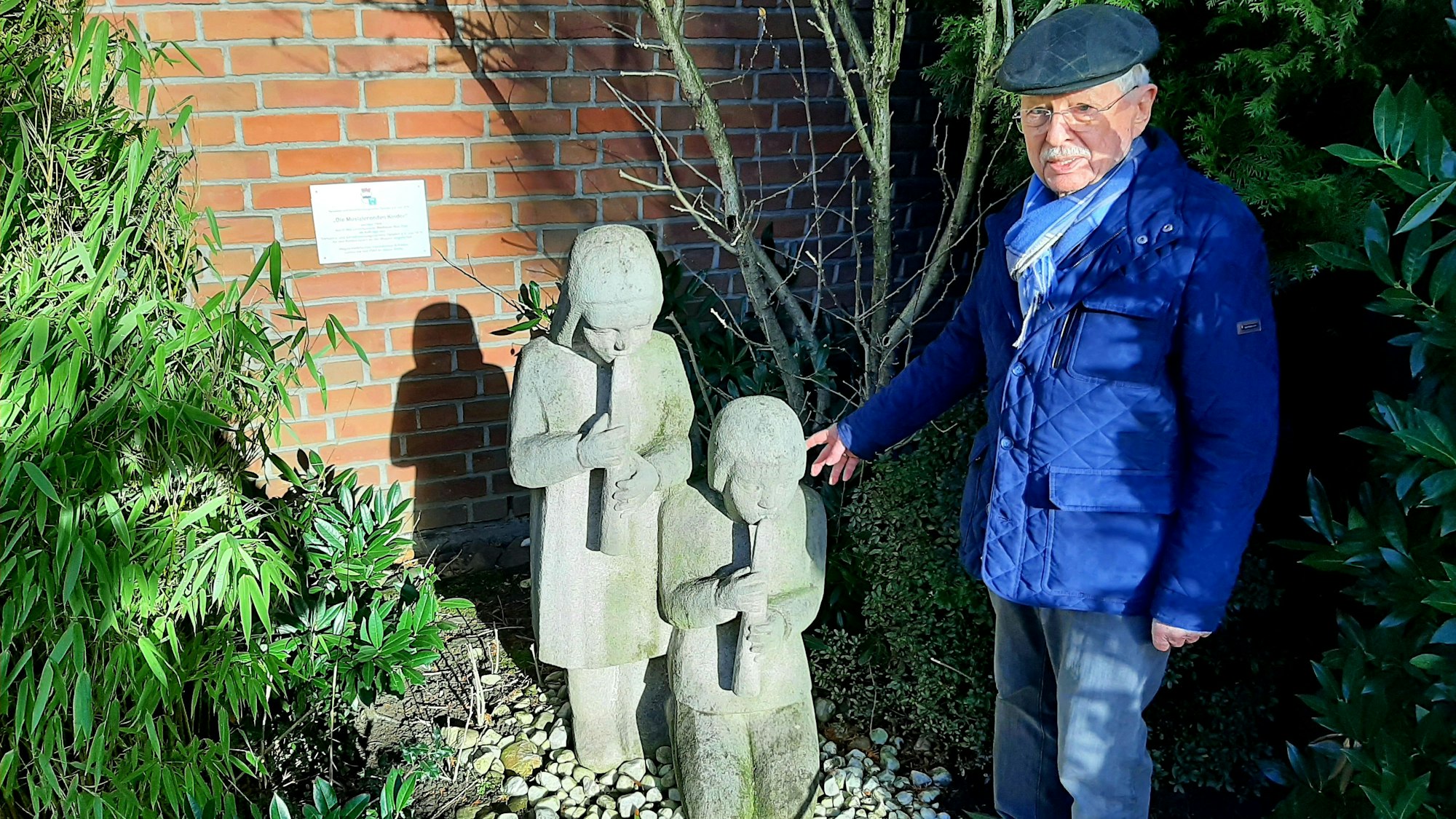Toni Blankerts ist seit über einem Vierteljahrhundert Vorsitzender des Verkehrs- und Verschönerungsvereins Opladen – hier steht er vor der vom VVV einst gestifteten Skulptur „Musizierende Kindern“.