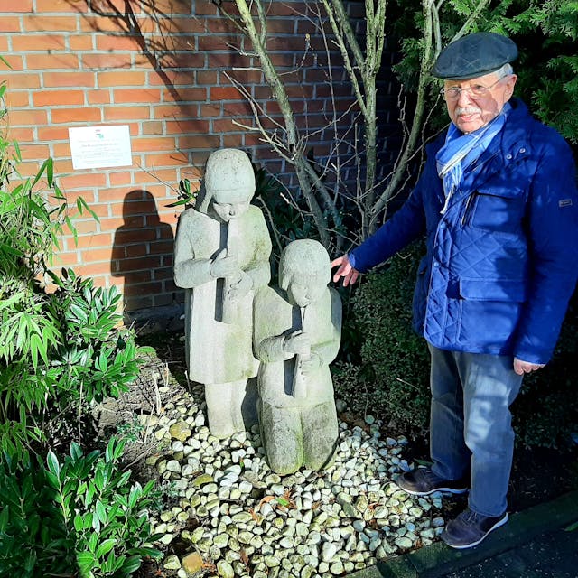 Toni Blankerts ist seit über einem Vierteljahrhundert Vorsitzender des Verkehrs- und Verschönerungsvereins Opladen – hier steht er vor der vom VVV einst gestifteten Skulptur „Musizierende Kindern“.
