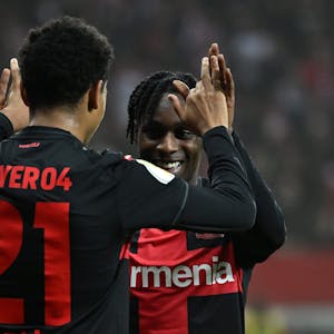Leverkusens Amine Adli (l) und Leverkusens Jeremie Frimpong jubeln nach dem Tor zum 2:0.&nbsp;