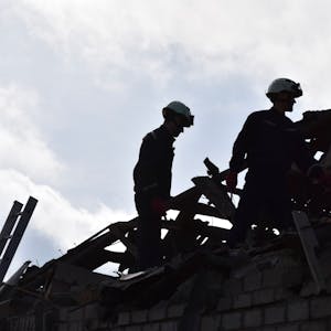 Saporischschja: Rettungskräfte räumen die Trümmer der zerstörten Häuser nach einem russischen Drohnenangriff auf ein Wohnviertel
