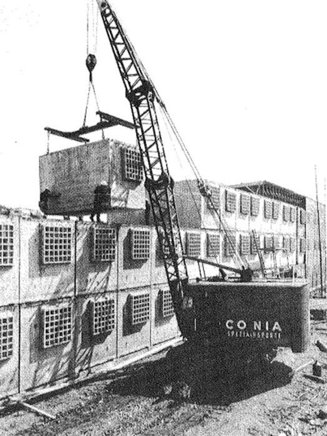 Der Bau der JVA in Ossendorf: Haftcontainer sind als Beton-Fertigteile aufeinander gestapelt worden.